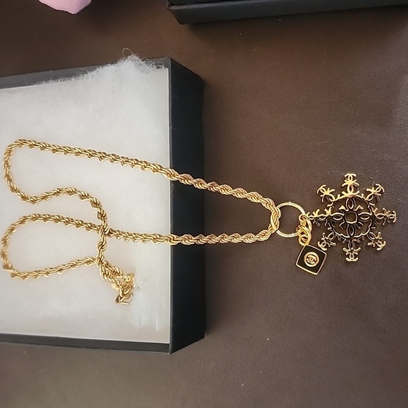 Chanel Elegant Gold Snowflake Pendant/charm W/ Added Monet 16" Necklace - Picture 5 of 7
